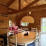 Houten Familiehuisje Met Grote Tuin