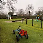 Houten Familiehuisje Met Grote Tuin