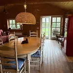 Houten Familiehuisje Met Grote Tuin