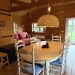 Houten Familiehuisje Met Grote Tuin