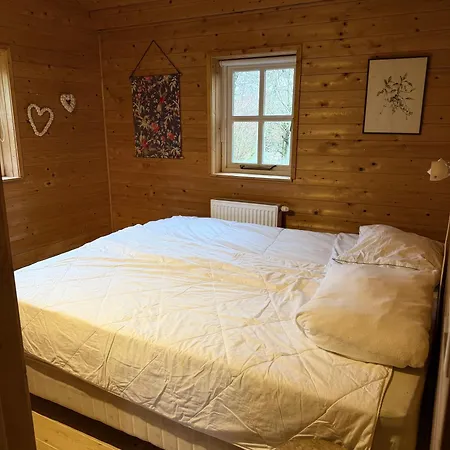 Houten Familiehuisje Met Grote Tuin アパート