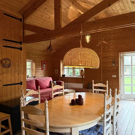 Houten Familiehuisje Met Grote Tuin