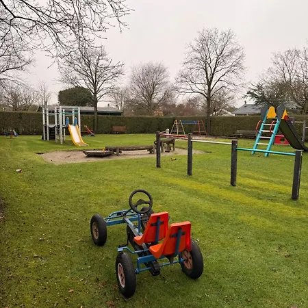 Houten Familiehuisje Met Grote Tuin