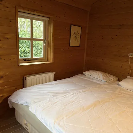 Houten Familiehuisje Met Grote Tuin