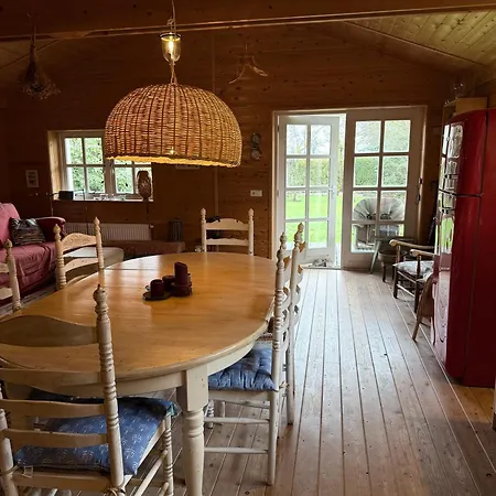 Houten Familiehuisje Met Grote Tuin