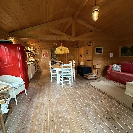 Houten Familiehuisje Met Grote Tuin アパート ノールトウェイク