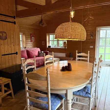 Houten Familiehuisje Met Grote Tuin