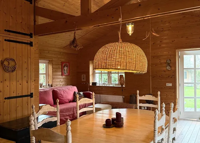 Houten Familiehuisje Met Grote Tuin