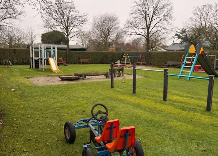 Houten Familiehuisje Met Grote Tuin
