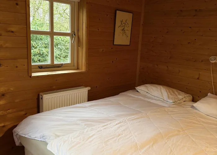 Houten Familiehuisje Met Grote Tuin