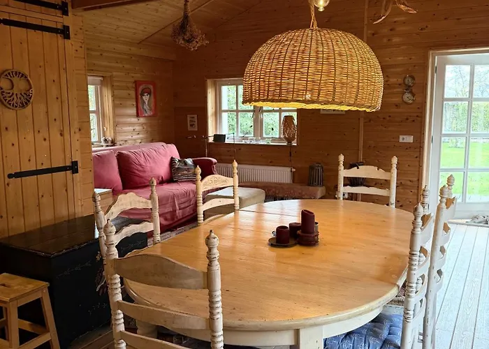 Houten Familiehuisje Met Grote Tuin