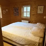 Houten Familiehuisje Met Grote Tuin 아파트