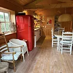 아파트 Houten Familiehuisje Met Grote Tuin