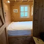 아파트 Houten Familiehuisje Met Grote Tuin