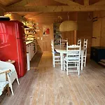 아파트 Houten Familiehuisje Met Grote Tuin