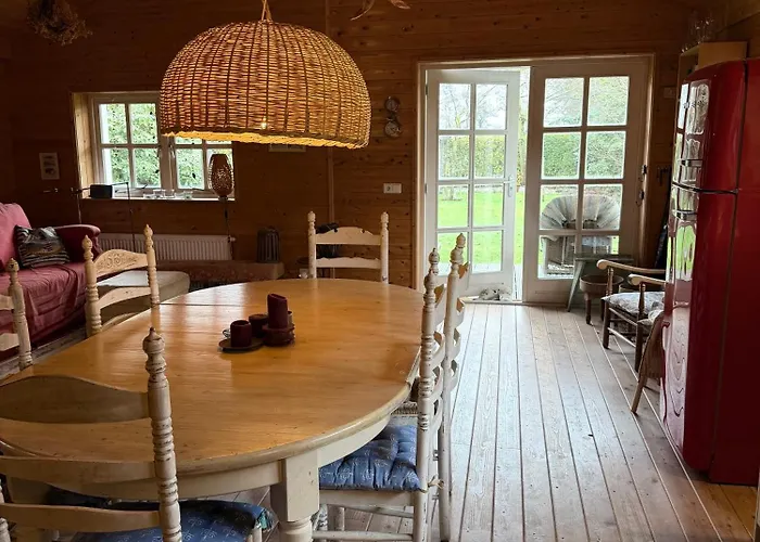 Houten Familiehuisje Met Grote Tuin